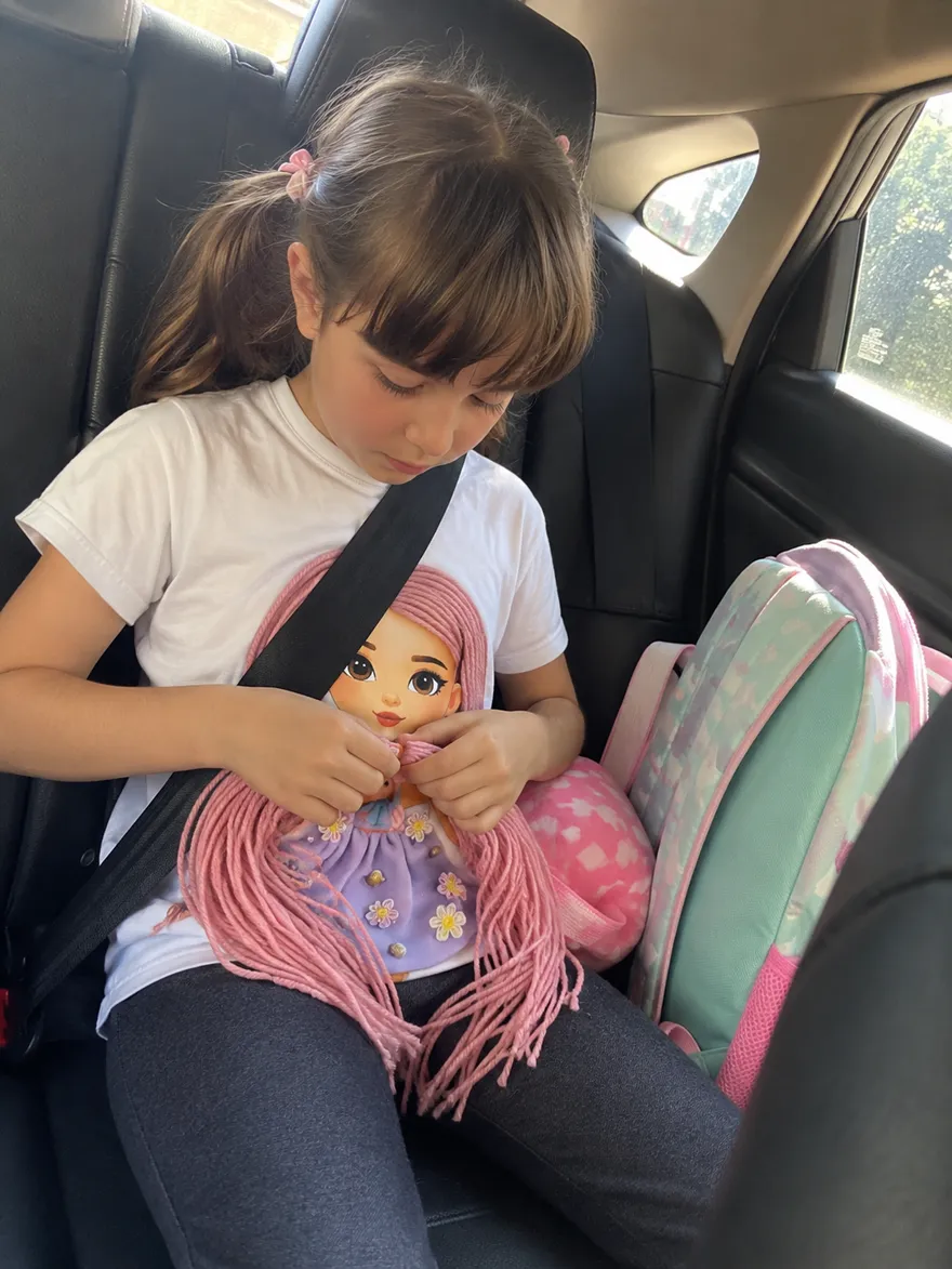 Menina usando a camiseta Madeixa